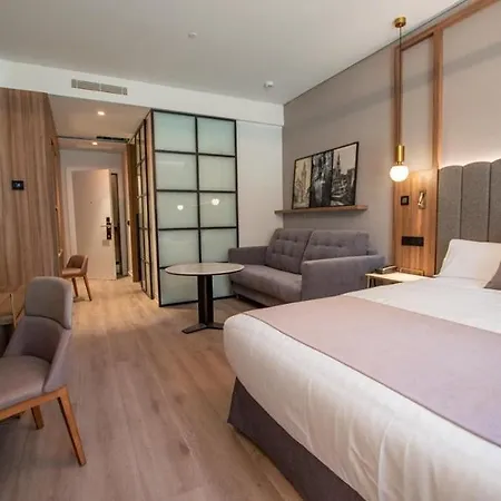 Giralda Center 4*